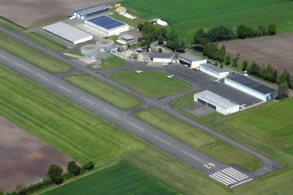 Luchtfoto van vliegveld EDLS Stadtlohn-Vreden met baan, hangars en brandstoftanks